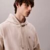 Camisola com capuz em tecido felpudo premium com Monogram e corte descontraído Camisola com capuz em tecido felpudo premium com Monogram e corte descontraído