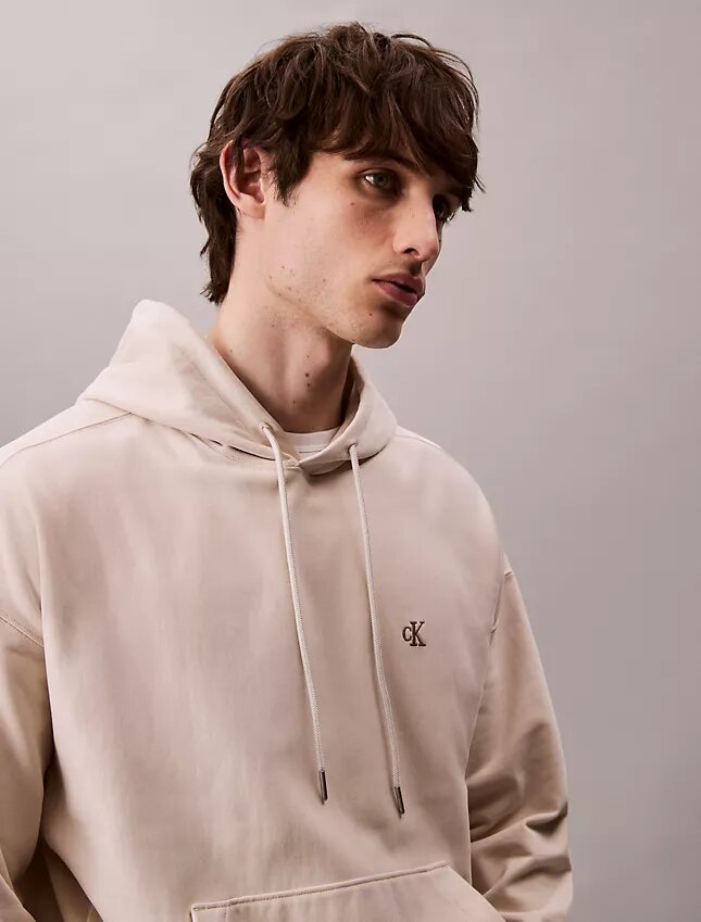 Camisola com capuz em tecido felpudo premium com Monogram e corte descontraído Camisola com capuz em tecido felpudo premium com Monogram e corte descontraído