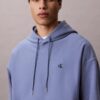 Camisola com capuz em tecido felpudo premium com Monogram e corte descontraído Camisola com capuz em tecido felpudo premium com Monogram e corte descontraído