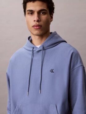 Camisola com capuz em tecido felpudo premium com Monogram e corte descontraído Camisola com capuz em tecido felpudo premium com Monogram e corte descontraído