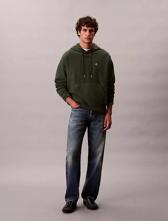 Camisola com capuz em tecido felpudo premium com Monogram e corte descontraído Camisola com capuz em tecido felpudo premium com Monogram e corte descontraído