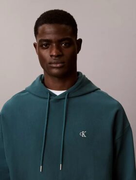 Camisola com capuz em tecido felpudo premium com Monogram e corte descontraído Camisola com capuz em tecido felpudo premium com Monogram e corte descontraído