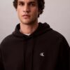 Camisola com capuz em tecido felpudo premium com Monogram e corte descontraído Camisola com capuz em tecido felpudo premium com Monogram e corte descontraído