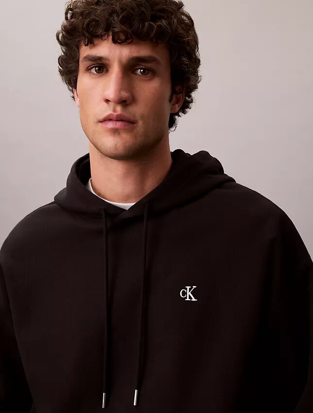 Camisola com capuz em tecido felpudo premium com Monogram e corte descontraído Camisola com capuz em tecido felpudo premium com Monogram e corte descontraído