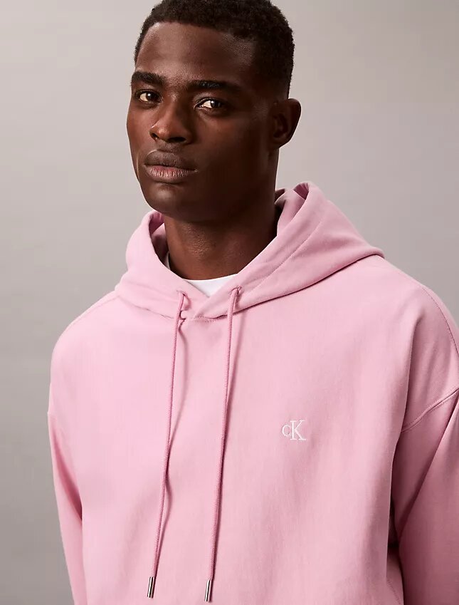 Camisola com capuz em tecido felpudo premium com Monogram e corte descontraído Camisola com capuz em tecido felpudo premium com Monogram e corte descontraído