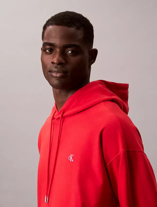Camisola com capuz em tecido felpudo premium com Monogram e corte descontraído Camisola com capuz em tecido felpudo premium com Monogram e corte descontraído