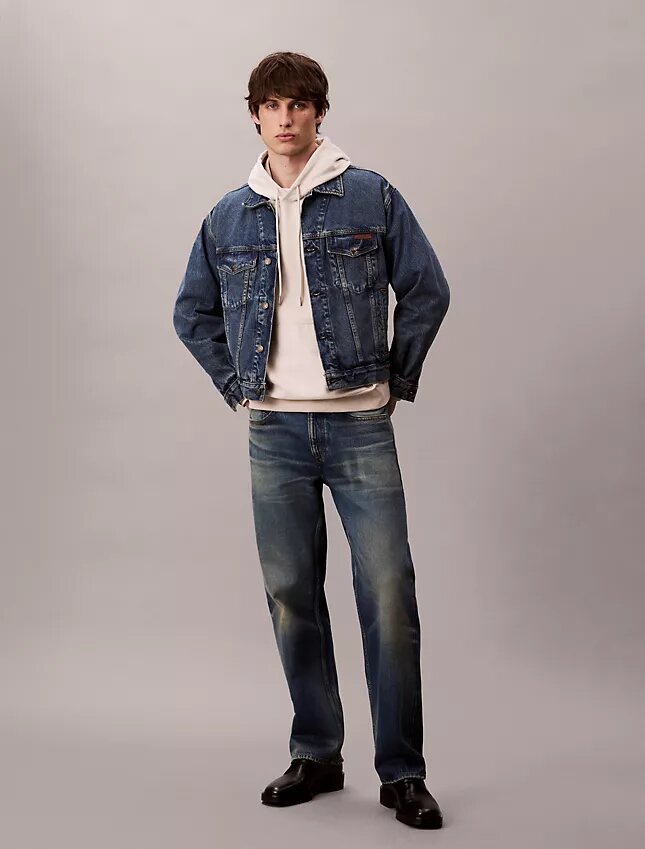 Camisola com capuz em tecido felpudo premium com Monogram e corte descontraído Camisola com capuz em tecido felpudo premium com Monogram e corte descontraído