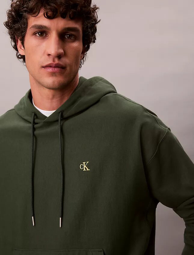 Camisola com capuz em tecido felpudo premium com Monogram e corte descontraído Camisola com capuz em tecido felpudo premium com Monogram e corte descontraído