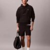 Camisola com capuz em tecido felpudo premium com Monogram e corte descontraído Camisola com capuz em tecido felpudo premium com Monogram e corte descontraído