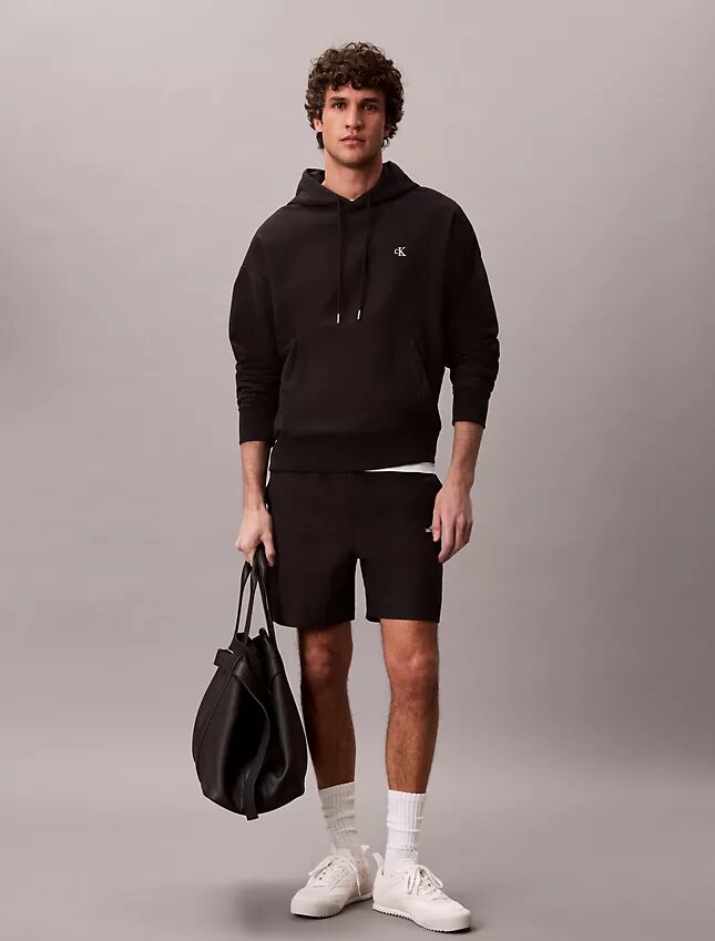 Camisola com capuz em tecido felpudo premium com Monogram e corte descontraído Camisola com capuz em tecido felpudo premium com Monogram e corte descontraído
