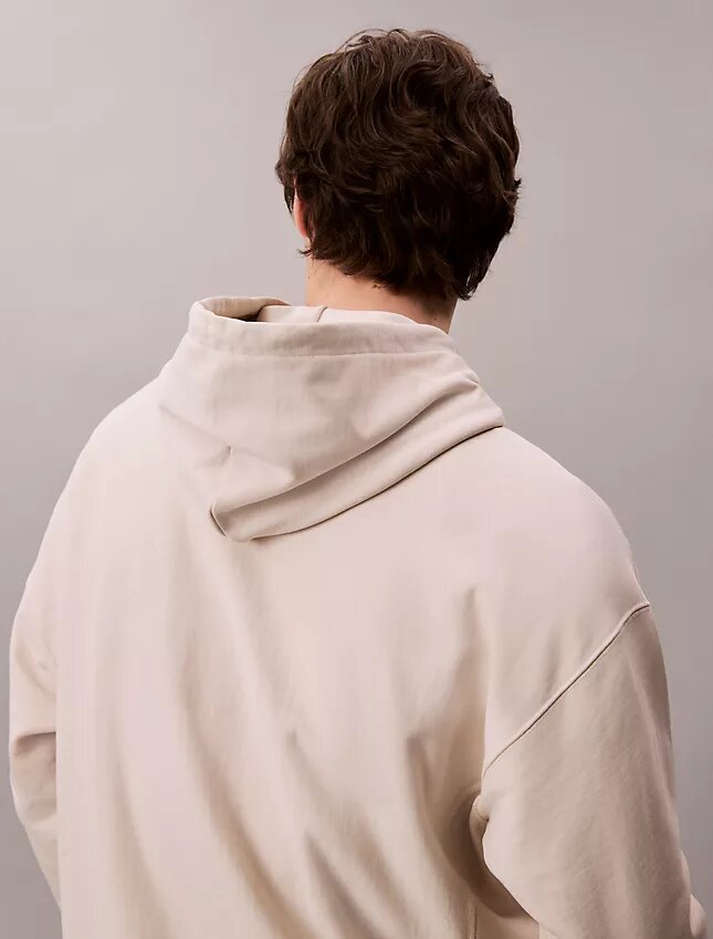 Camisola com capuz em tecido felpudo premium com Monogram e corte descontraído Camisola com capuz em tecido felpudo premium com Monogram e corte descontraído
