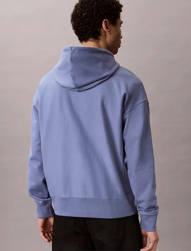 Camisola com capuz em tecido felpudo premium com Monogram e corte descontraído Camisola com capuz em tecido felpudo premium com Monogram e corte descontraído