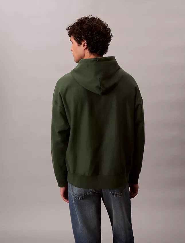 Camisola com capuz em tecido felpudo premium com Monogram e corte descontraído Camisola com capuz em tecido felpudo premium com Monogram e corte descontraído
