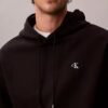 Camisola com capuz em tecido felpudo premium com Monogram e corte descontraído Camisola com capuz em tecido felpudo premium com Monogram e corte descontraído