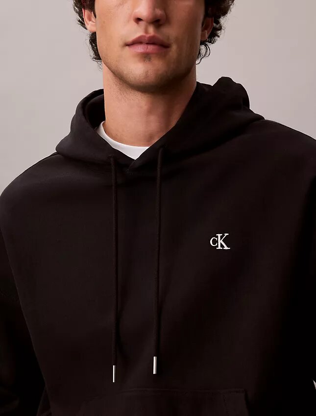 Camisola com capuz em tecido felpudo premium com Monogram e corte descontraído Camisola com capuz em tecido felpudo premium com Monogram e corte descontraído