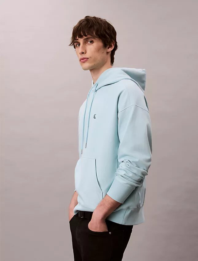 Camisola com capuz em tecido felpudo premium com Monogram e corte descontraído Camisola com capuz em tecido felpudo premium com Monogram e corte descontraído
