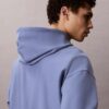 Camisola com capuz em tecido felpudo premium com Monogram e corte descontraído Camisola com capuz em tecido felpudo premium com Monogram e corte descontraído