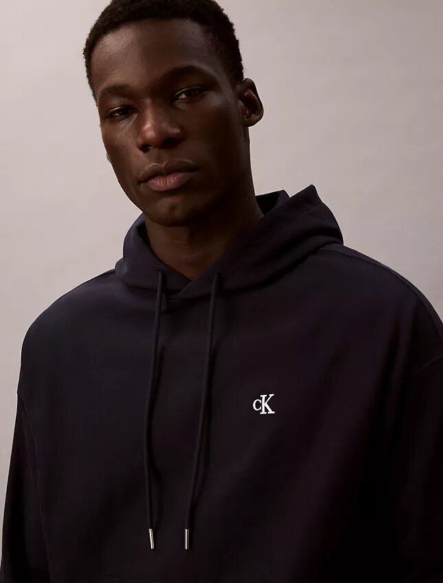 Camisola com capuz em tecido felpudo premium com Monogram e corte descontraído Camisola com capuz em tecido felpudo premium com Monogram e corte descontraído