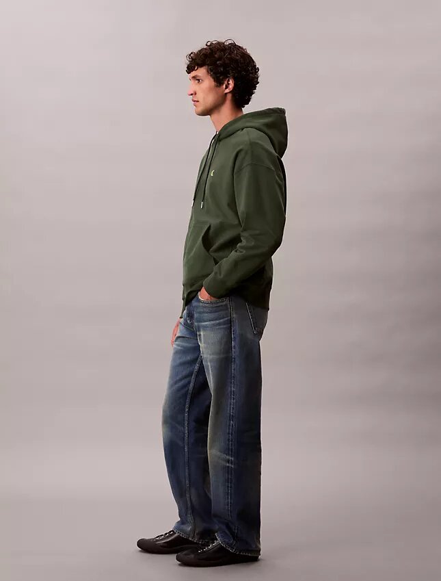 Camisola com capuz em tecido felpudo premium com Monogram e corte descontraído Camisola com capuz em tecido felpudo premium com Monogram e corte descontraído