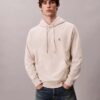 Camisola com capuz em tecido felpudo premium com Monogram e corte descontraído Camisola com capuz em tecido felpudo premium com Monogram e corte descontraído