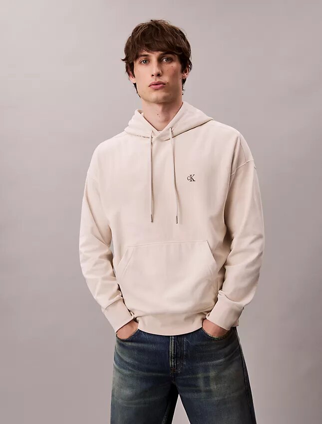 Camisola com capuz em tecido felpudo premium com Monogram e corte descontraído Camisola com capuz em tecido felpudo premium com Monogram e corte descontraído