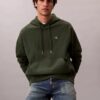 Camisola com capuz em tecido felpudo premium com Monogram e corte descontraído Camisola com capuz em tecido felpudo premium com Monogram e corte descontraído