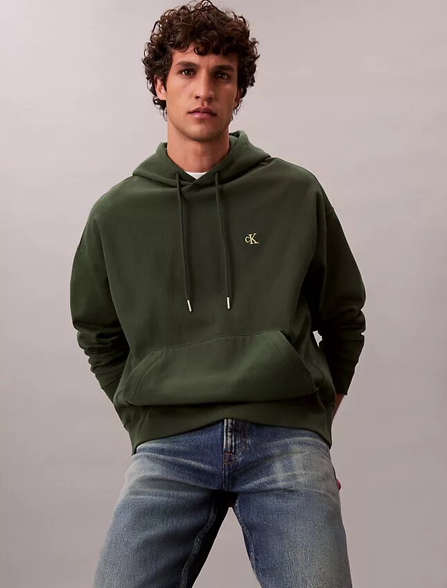 Camisola com capuz em tecido felpudo premium com Monogram e corte descontraído Camisola com capuz em tecido felpudo premium com Monogram e corte descontraído