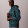 Camisola com capuz em tecido felpudo premium com Monogram e corte descontraído Camisola com capuz em tecido felpudo premium com Monogram e corte descontraído