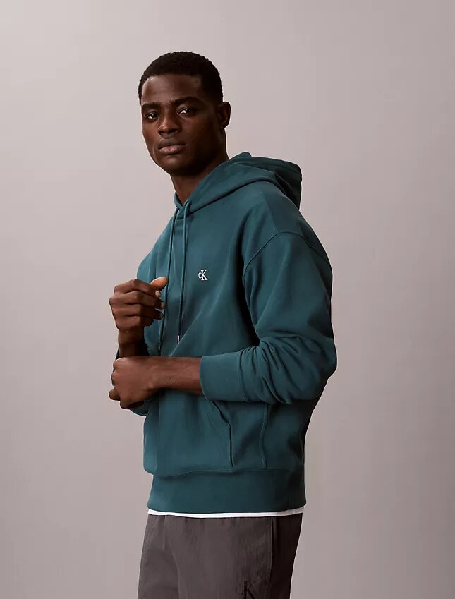 Camisola com capuz em tecido felpudo premium com Monogram e corte descontraído Camisola com capuz em tecido felpudo premium com Monogram e corte descontraído