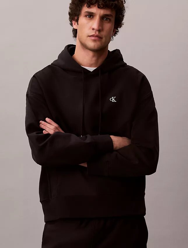 Camisola com capuz em tecido felpudo premium com Monogram e corte descontraído Camisola com capuz em tecido felpudo premium com Monogram e corte descontraído