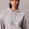 Camisola com capuz folgada em malha polar com Monogram de lantejoulas Camisola com capuz folgada em malha polar com Monogram de lantejoulas