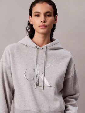 Camisola com capuz folgada em malha polar com Monogram de lantejoulas