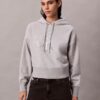 Camisola com capuz folgada em malha polar com Monogram de lantejoulas Camisola com capuz folgada em malha polar com Monogram de lantejoulas