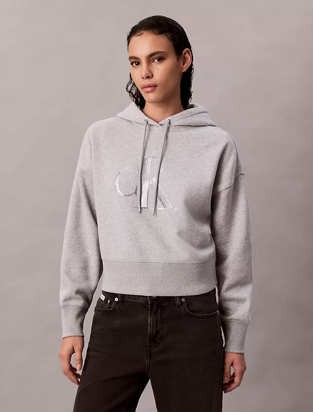 Camisola com capuz folgada em malha polar com Monogram de lantejoulas Camisola com capuz folgada em malha polar com Monogram de lantejoulas
