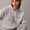 Camisola com capuz folgada em malha polar com Monogram de lantejoulas Camisola com capuz folgada em malha polar com Monogram de lantejoulas