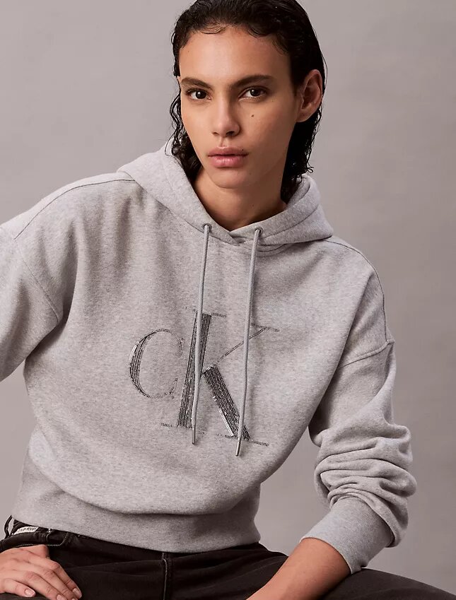 Camisola com capuz folgada em malha polar com Monogram de lantejoulas Camisola com capuz folgada em malha polar com Monogram de lantejoulas