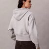 Camisola com capuz folgada em malha polar com Monogram de lantejoulas Camisola com capuz folgada em malha polar com Monogram de lantejoulas