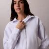Camisola com fecho completo e fita com logótipo Camisola com fecho completo e fita com logótipo