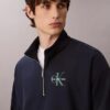 Camisola com fecho de correr de um quarto em tecido felpudo premium Monologo Camisola com fecho de correr de um quarto em tecido felpudo premium Monologo