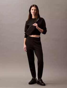 Camisola curta com gola redonda