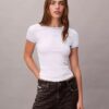 Camisola curta com logótipo gráfico e acabamentos em contraste Camisola curta com logótipo gráfico e acabamentos em contraste