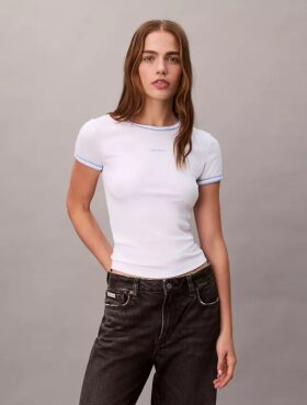Camisola curta com logótipo gráfico e acabamentos em contraste