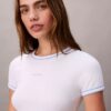Camisola curta com logótipo gráfico e acabamentos em contraste Camisola curta com logótipo gráfico e acabamentos em contraste