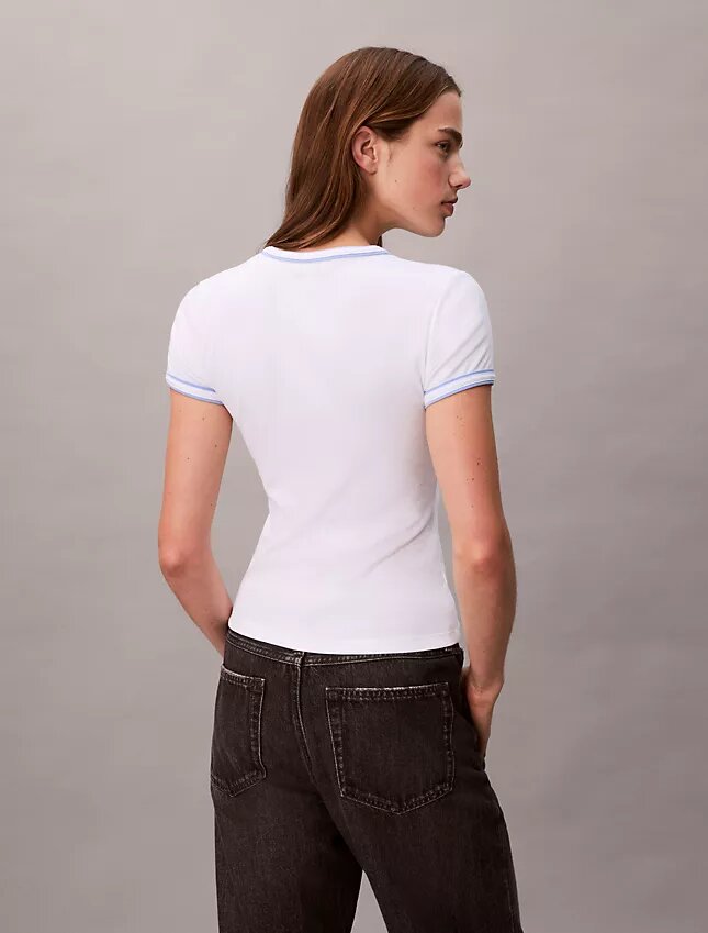 Camisola curta com logótipo gráfico e acabamentos em contraste Camisola curta com logótipo gráfico e acabamentos em contraste