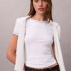 Camisola curta com logótipo gráfico e acabamentos em contraste Camisola curta com logótipo gráfico e acabamentos em contraste