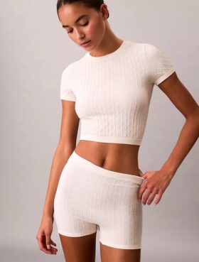 Camisola curta sem costuras com emblema em canelado