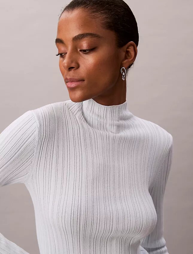 Camisola de gola alta com canelado em mistura de viscose Camisola de gola alta com canelado em mistura de viscose