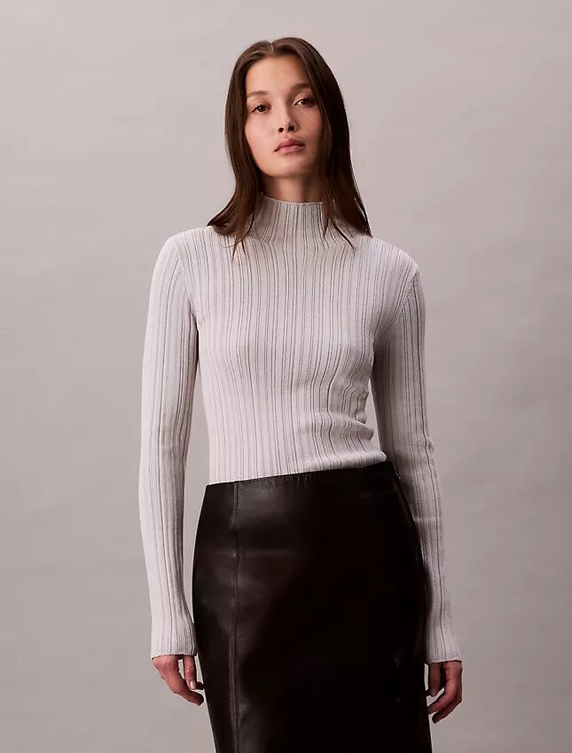 Camisola de gola alta com canelado em mistura de viscose Camisola de gola alta com canelado em mistura de viscose
