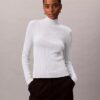 Camisola de gola alta com canelado em mistura de viscose Camisola de gola alta com canelado em mistura de viscose