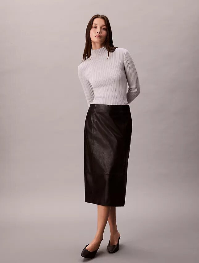 Camisola de gola alta com canelado em mistura de viscose Camisola de gola alta com canelado em mistura de viscose